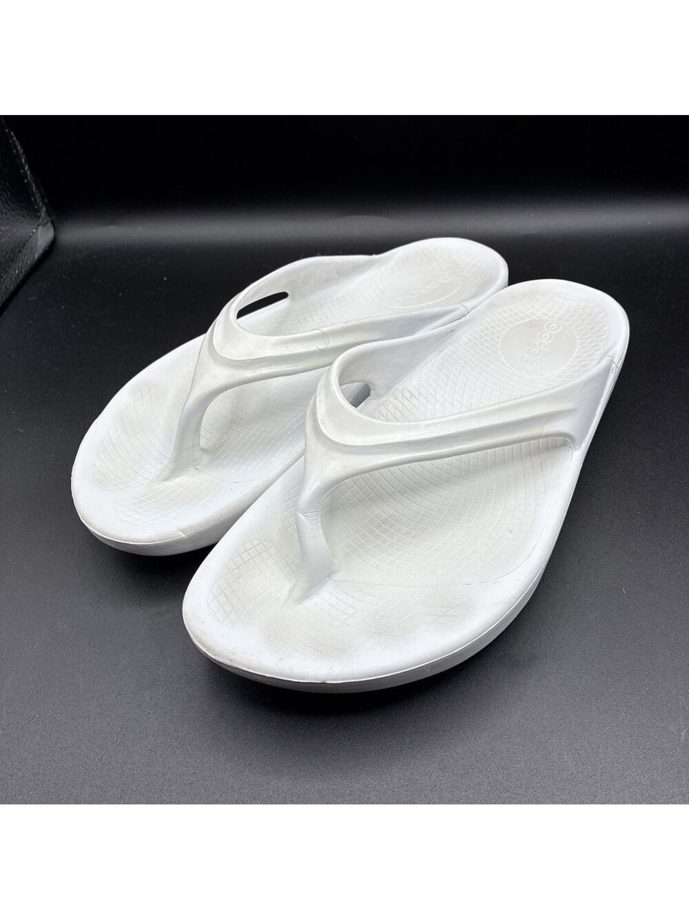 Oofos Oolala Luxe Women’s Size 8 White Gym Flip Flop Recovery Sandals White